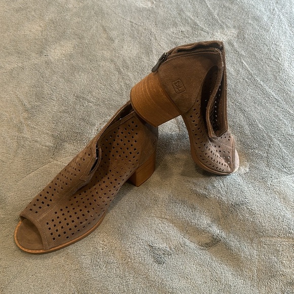 Open toe booties size 11 (42.5 European) - Picture 2 of 6